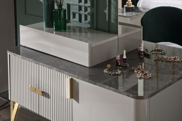 Serra Makeup Table