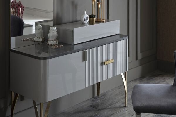 Serra Makeup Table