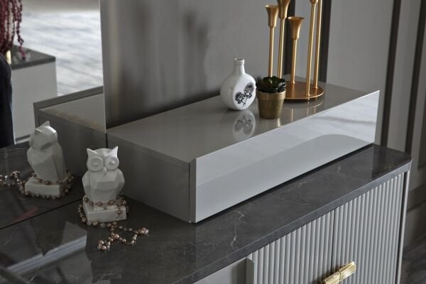Serra Makeup Table