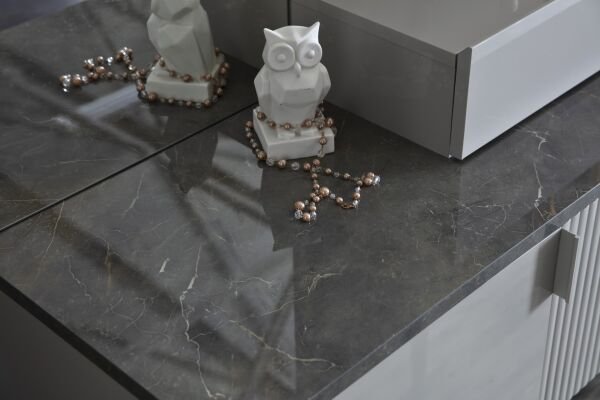 Serra Makeup Table