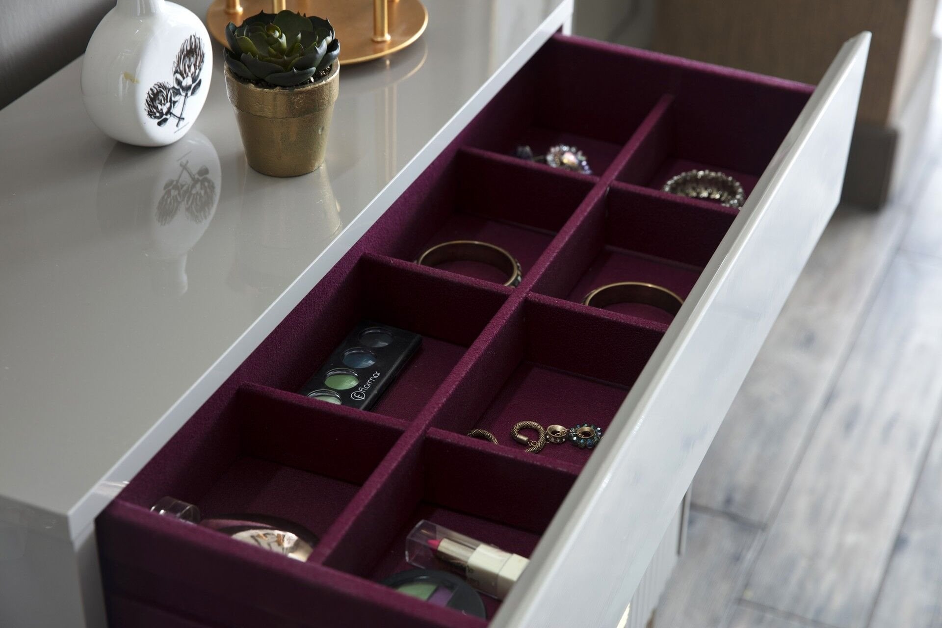 Serra Makyaj Masası